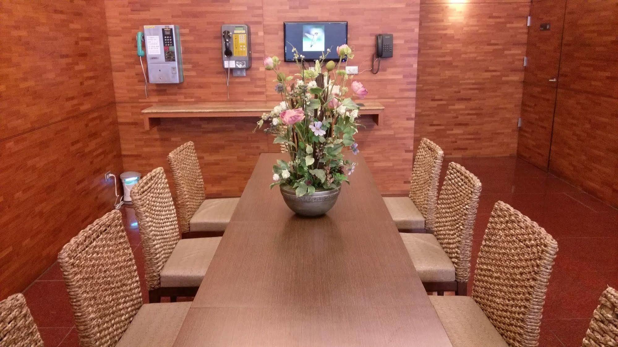 The Premier Hotel Tainan Extérieur photo